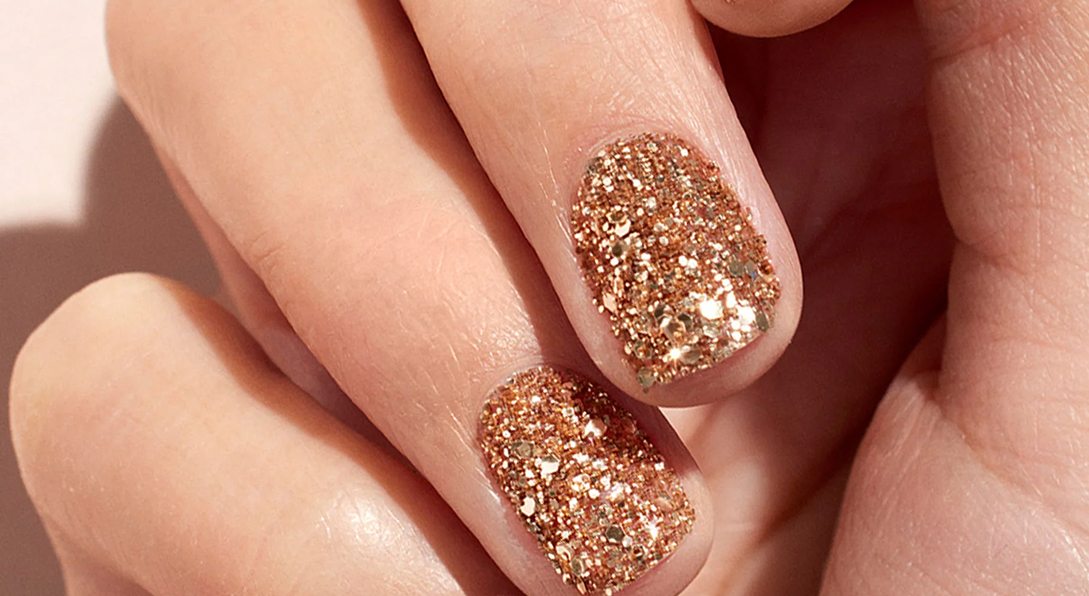 Nail art ma paillettes roses