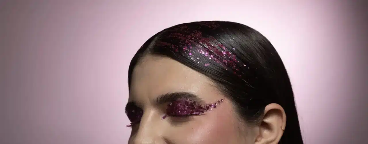 Paillettes violettes sur les yeux pour un look mystère